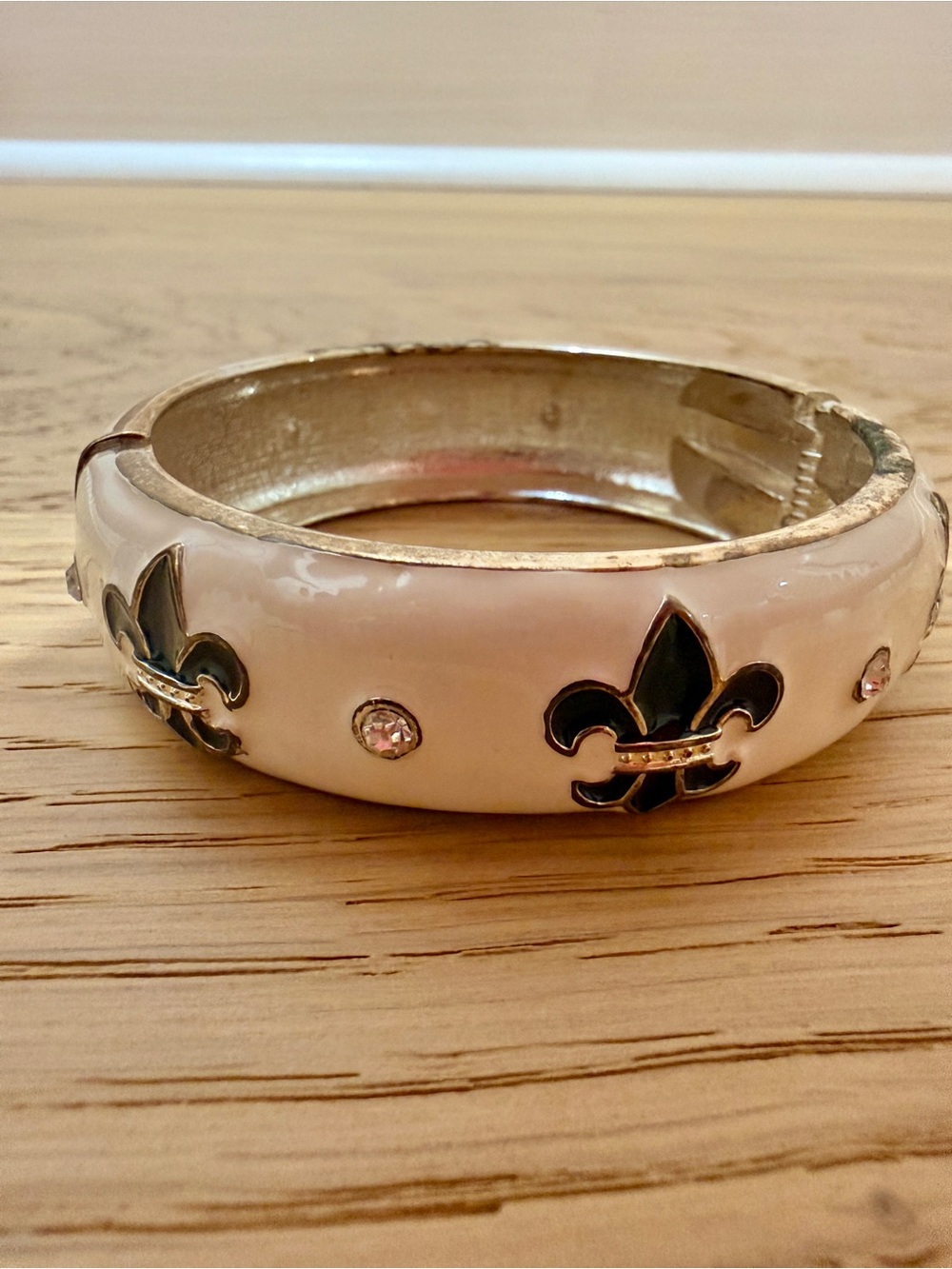 NWOT White & Black Enamel Fleur-de-Lis Bangle Bracelet